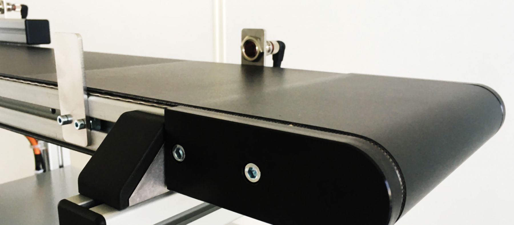 Automation Förderband klein Universal Robots Sensor