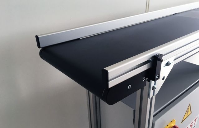 Universal Robots UR+ Förderband, 1 Sensor, Bordwände Universal Robots UR+ Förderband, 1 Sensor, Bordwände